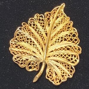 Lisner Vintage Swirl Filigree Gold Tone Leaf Brooch Pin